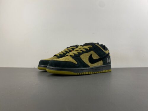 Supreme x Nike SB Dunk Low “Camper Green”