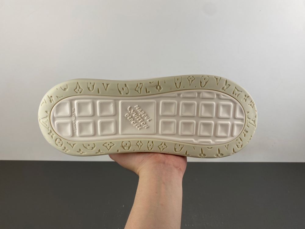 Louis Vuitton - Image 18